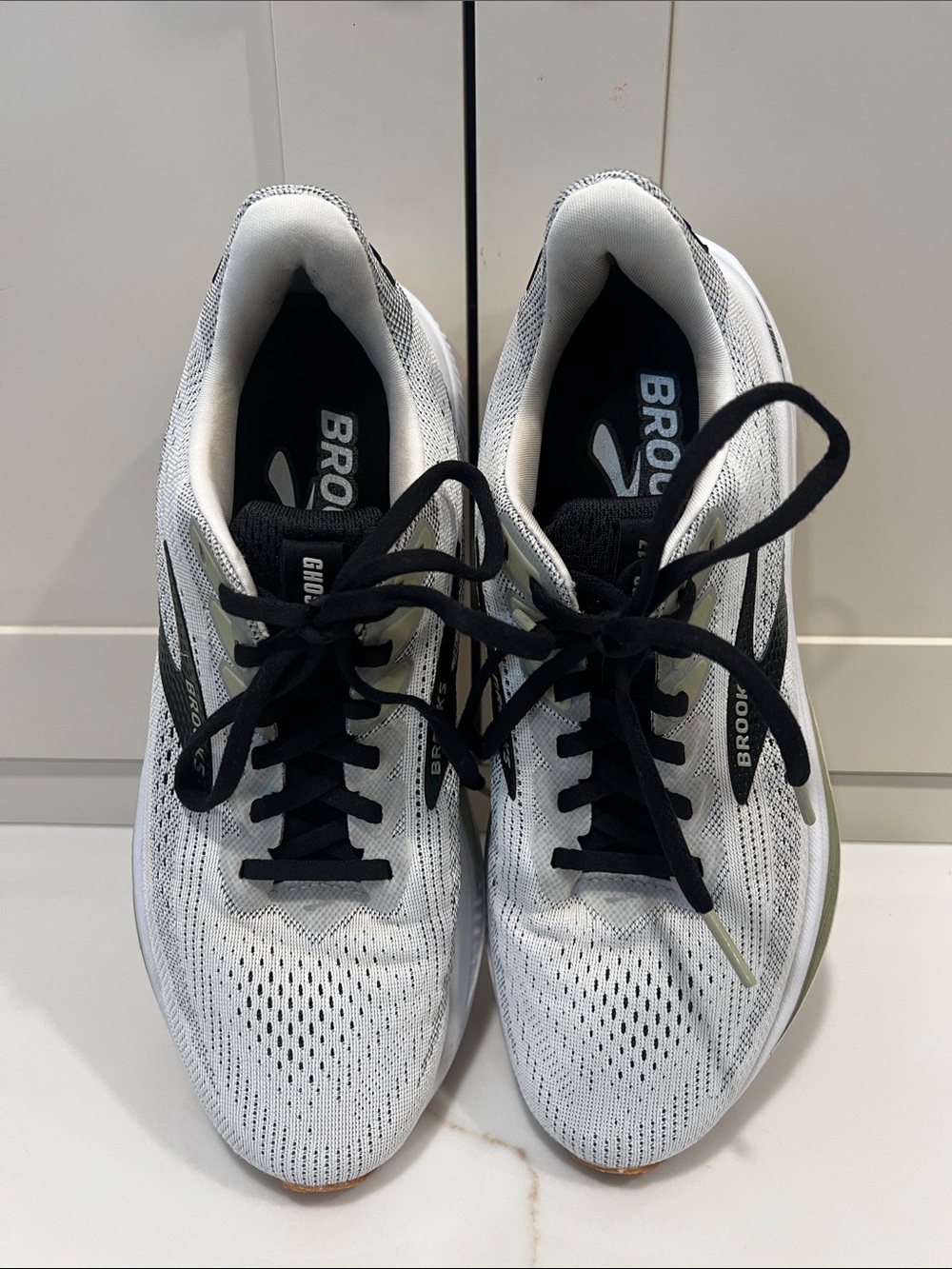 Brooks White and Black Mesh Running Sneakers size 8 - Picture 2 of 8